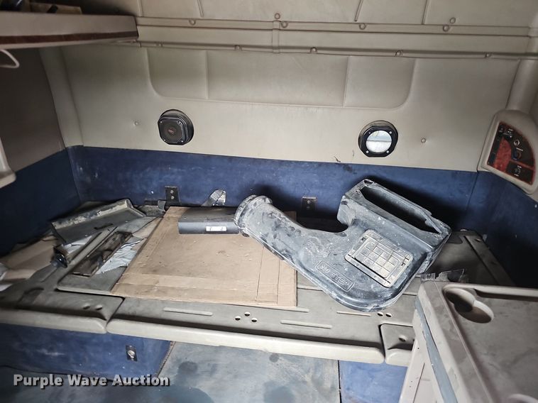 image for item EJ5366 2004 International 9400i semi truck