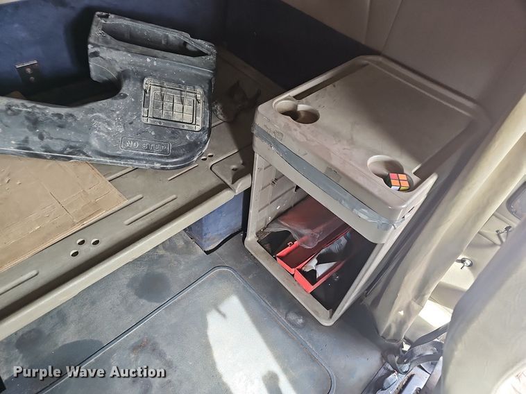 image for item EJ5366 2004 International 9400i semi truck