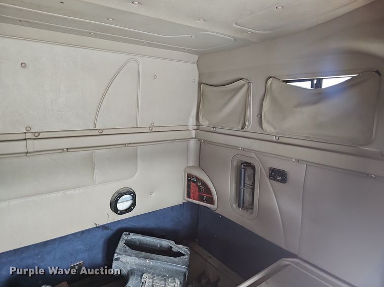 image for item EJ5366 2004 International 9400i semi truck