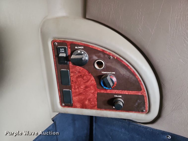 image for item EJ5366 2004 International 9400i semi truck