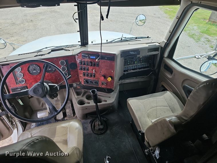 image for item EJ5366 2004 International 9400i semi truck