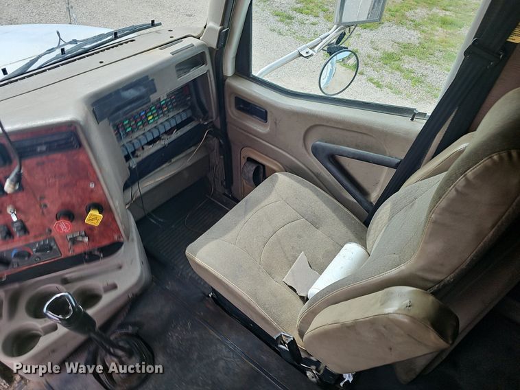 image for item EJ5366 2004 International 9400i semi truck