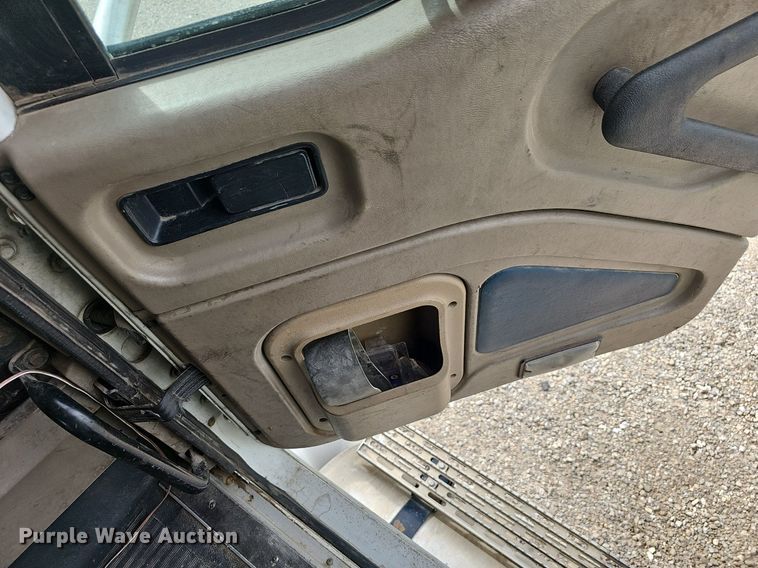 image for item EJ5366 2004 International 9400i semi truck