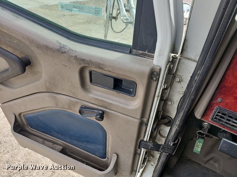 image for item EJ5366 2004 International 9400i semi truck