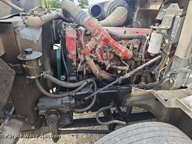 image for item EJ5366 2004 International 9400i semi truck