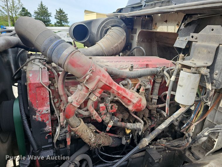 image for item EJ5366 2004 International 9400i semi truck