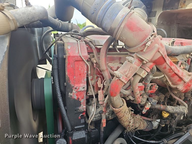 image for item EJ5366 2004 International 9400i semi truck