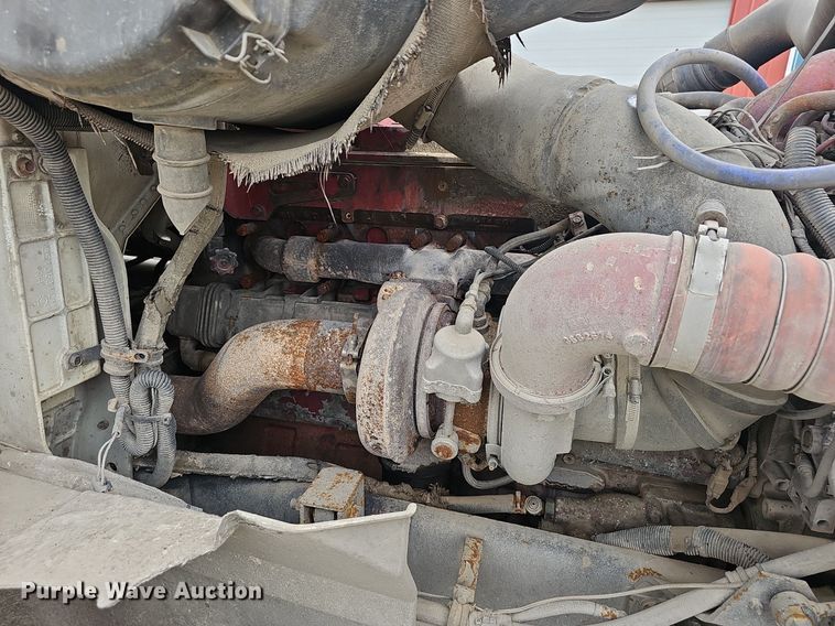 image for item EJ5366 2004 International 9400i semi truck