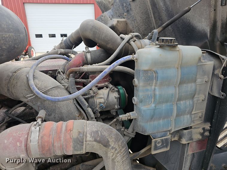 image for item EJ5366 2004 International 9400i semi truck