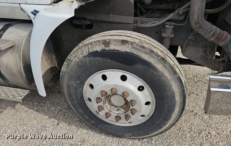 image for item EJ5366 2004 International 9400i semi truck