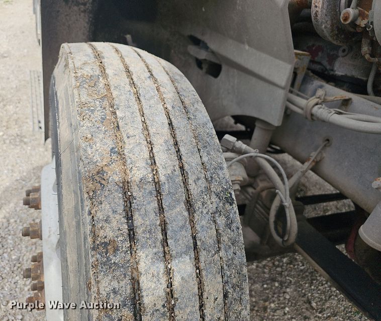 image for item EJ5366 2004 International 9400i semi truck