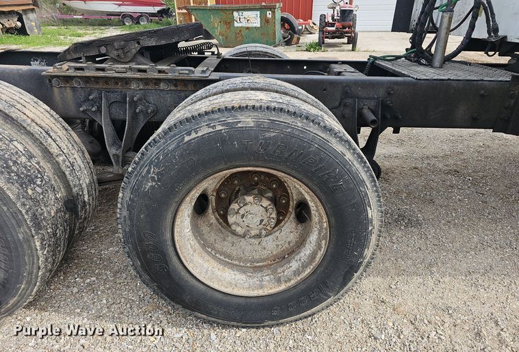 image for item EJ5366 2004 International 9400i semi truck