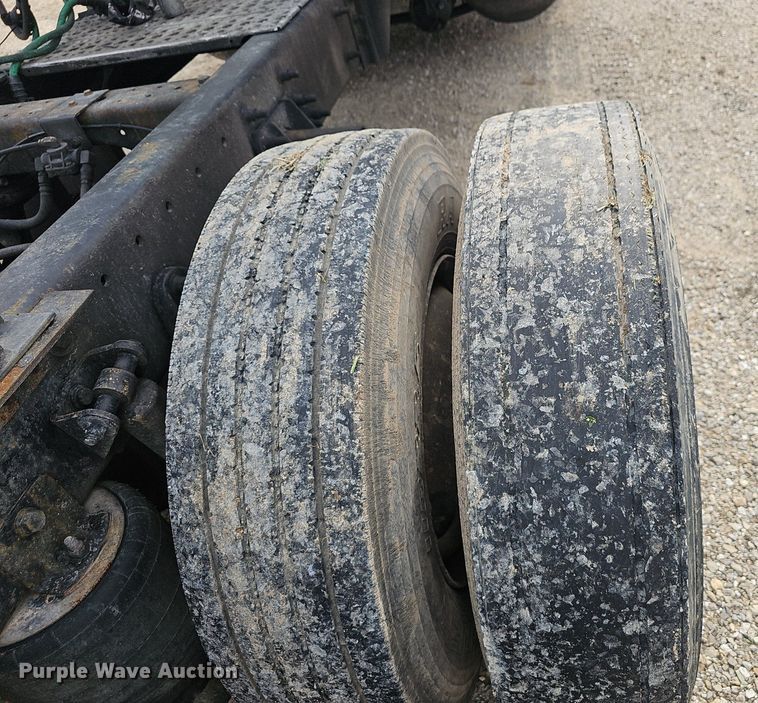 image for item EJ5366 2004 International 9400i semi truck