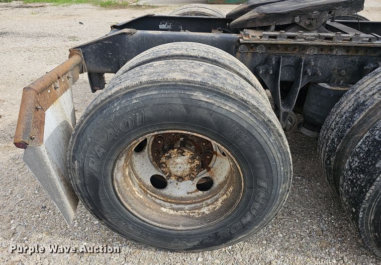 image for item EJ5366 2004 International 9400i semi truck