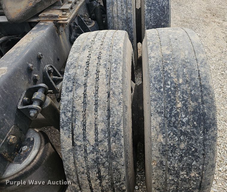 image for item EJ5366 2004 International 9400i semi truck