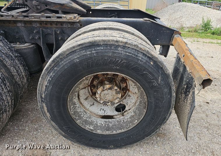 image for item EJ5366 2004 International 9400i semi truck