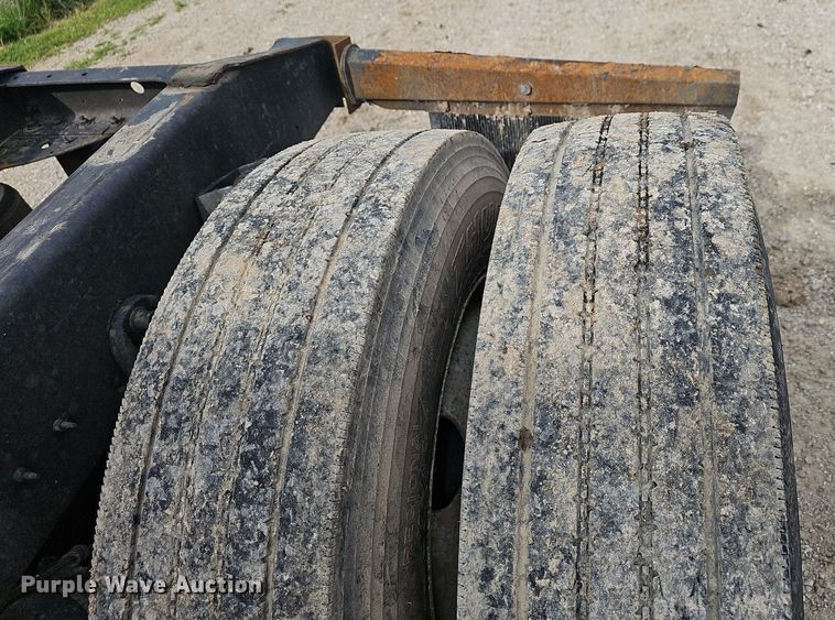 image for item EJ5366 2004 International 9400i semi truck