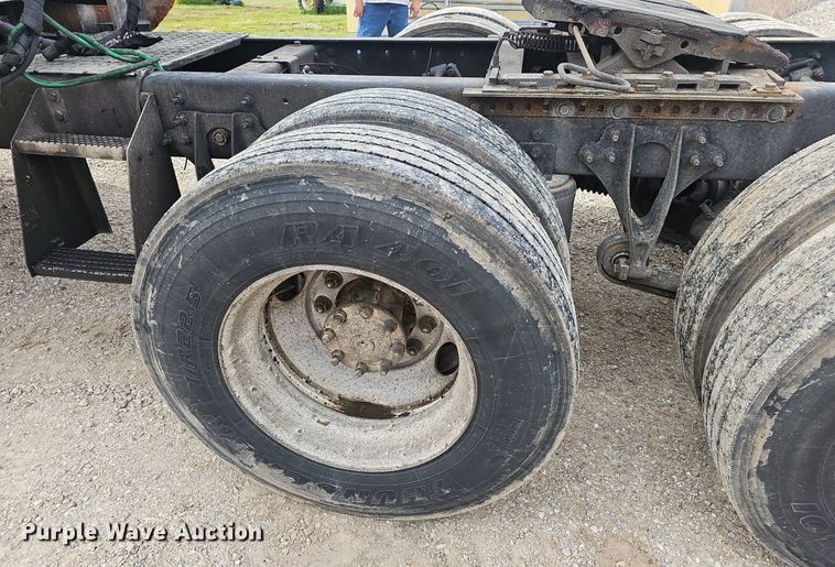 image for item EJ5366 2004 International 9400i semi truck