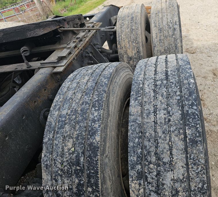 image for item EJ5366 2004 International 9400i semi truck