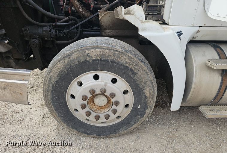 image for item EJ5366 2004 International 9400i semi truck