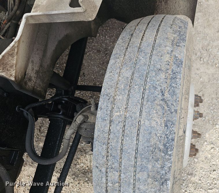 image for item EJ5366 2004 International 9400i semi truck