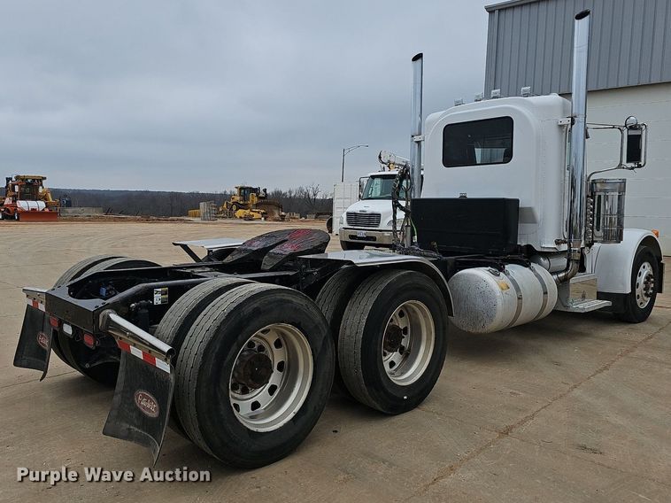 image for item EJ6098 2004 Peterbilt  379 semi truck