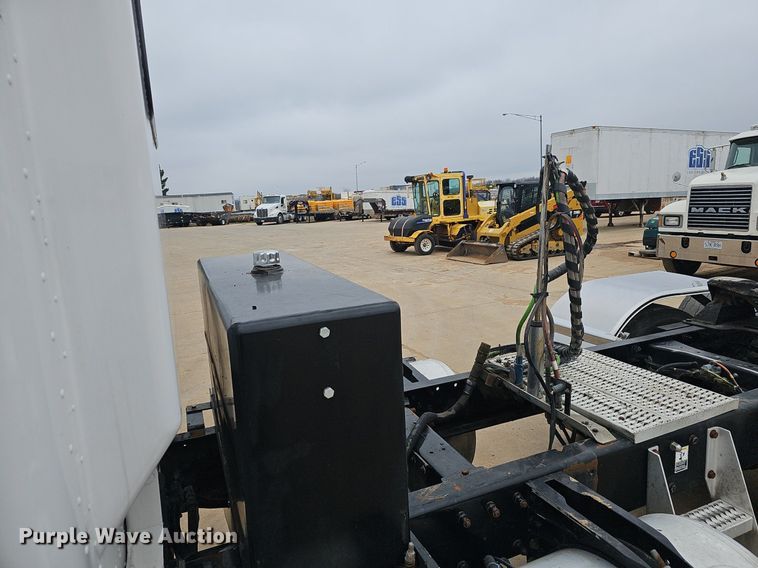 image for item EJ6098 2004 Peterbilt  379 semi truck