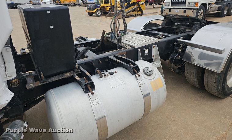 image for item EJ6098 2004 Peterbilt  379 semi truck