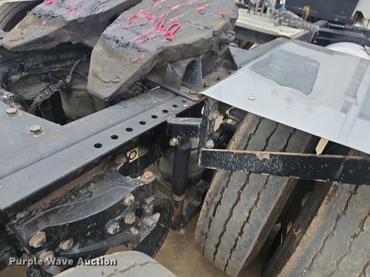 image for item EJ6098 2004 Peterbilt  379 semi truck