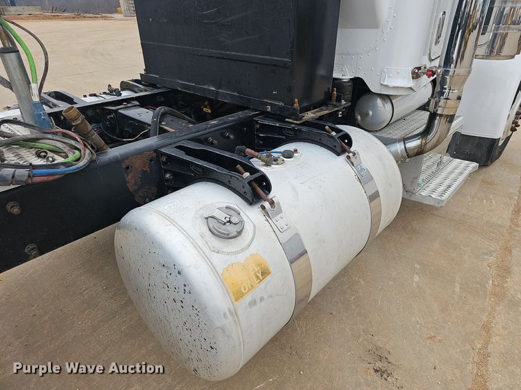 image for item EJ6098 2004 Peterbilt  379 semi truck