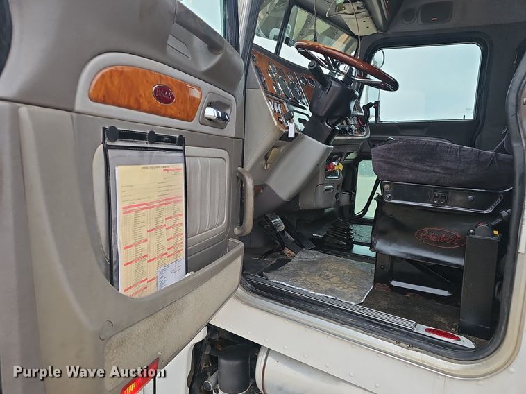 image for item EJ6098 2004 Peterbilt  379 semi truck