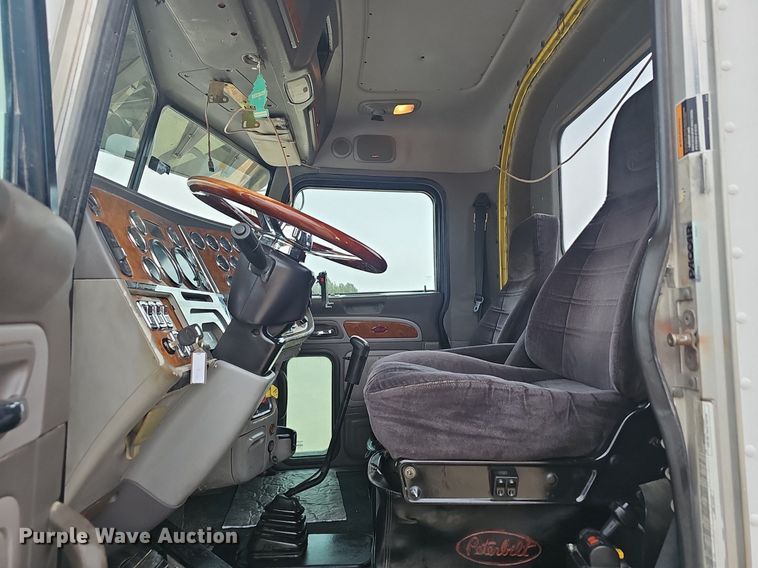 image for item EJ6098 2004 Peterbilt  379 semi truck