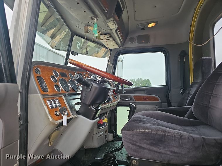 image for item EJ6098 2004 Peterbilt  379 semi truck