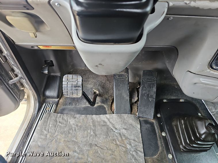 image for item EJ6098 2004 Peterbilt  379 semi truck