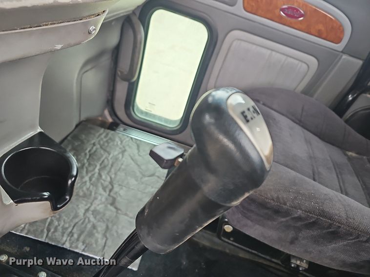 image for item EJ6098 2004 Peterbilt  379 semi truck