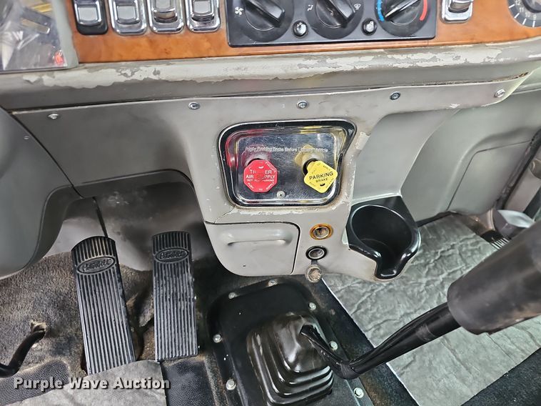 image for item EJ6098 2004 Peterbilt  379 semi truck