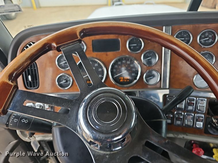 image for item EJ6098 2004 Peterbilt  379 semi truck