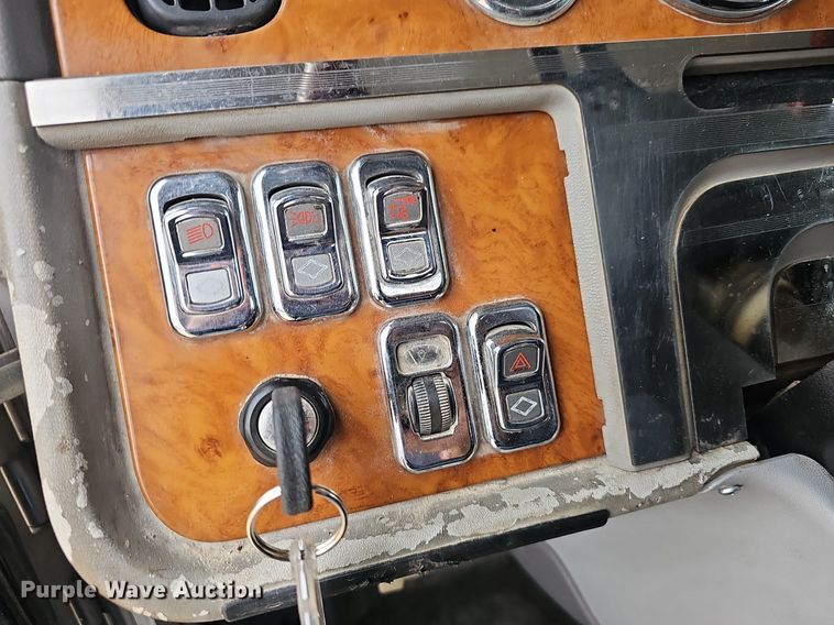 image for item EJ6098 2004 Peterbilt  379 semi truck