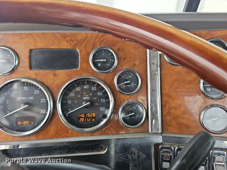 image for item EJ6098 2004 Peterbilt  379 semi truck