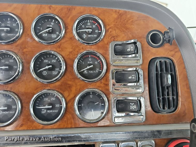 image for item EJ6098 2004 Peterbilt  379 semi truck