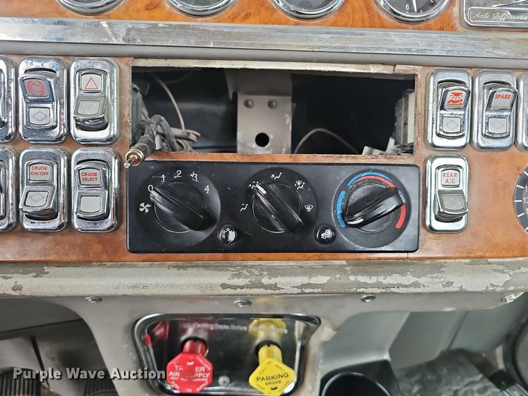 image for item EJ6098 2004 Peterbilt  379 semi truck