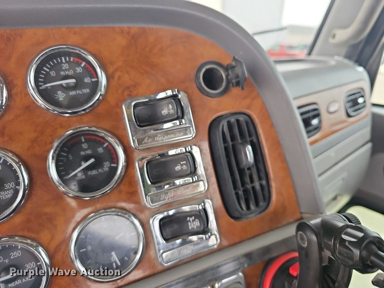 image for item EJ6098 2004 Peterbilt  379 semi truck