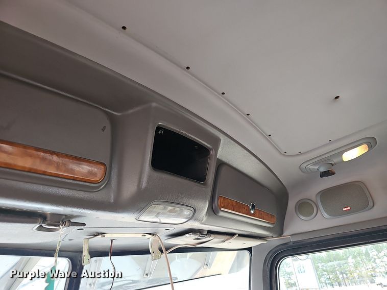 image for item EJ6098 2004 Peterbilt  379 semi truck