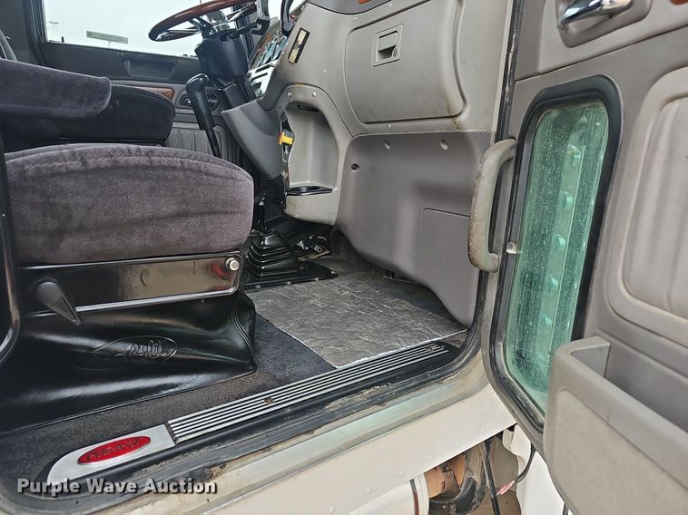 image for item EJ6098 2004 Peterbilt  379 semi truck