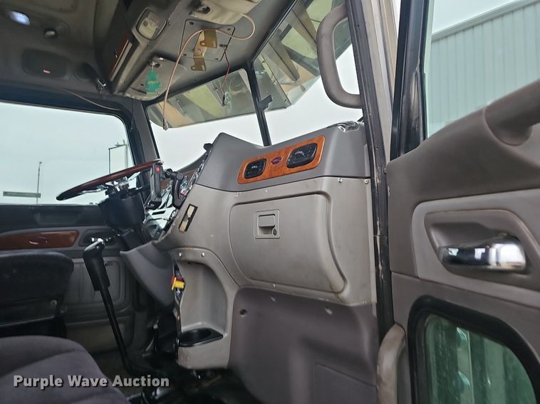 image for item EJ6098 2004 Peterbilt  379 semi truck