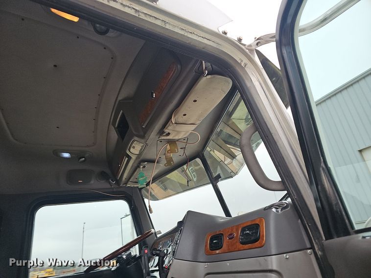 image for item EJ6098 2004 Peterbilt  379 semi truck