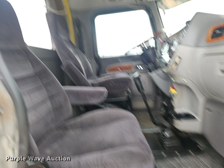 image for item EJ6098 2004 Peterbilt  379 semi truck