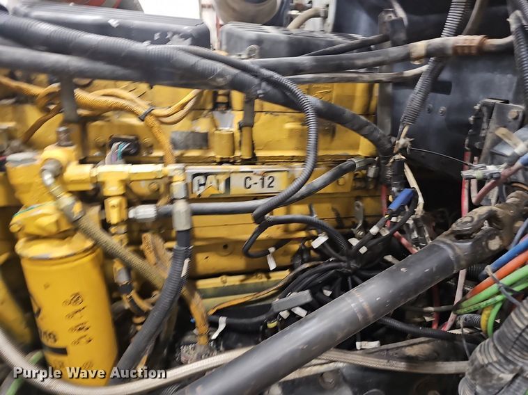 image for item EJ6098 2004 Peterbilt  379 semi truck