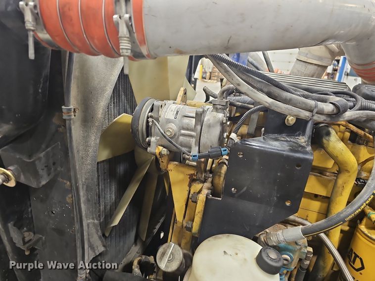 image for item EJ6098 2004 Peterbilt  379 semi truck