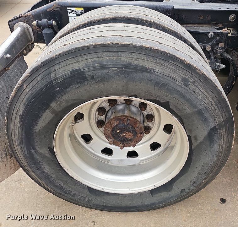 image for item EJ6098 2004 Peterbilt  379 semi truck